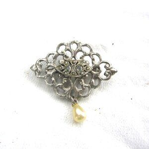 VTG VICTORIAN STYLE PIN, SILVET TONE W/FAUX TEAR DROP PEARL, 2 CRYSTALS